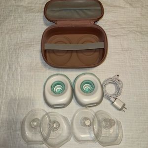 Willow Go Breast Pump and Case